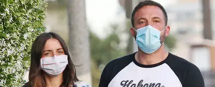 Ana de Armas y Ben Affleck paseando a sus perros Ana de Armas y Ben Affleck paseando a sus perros