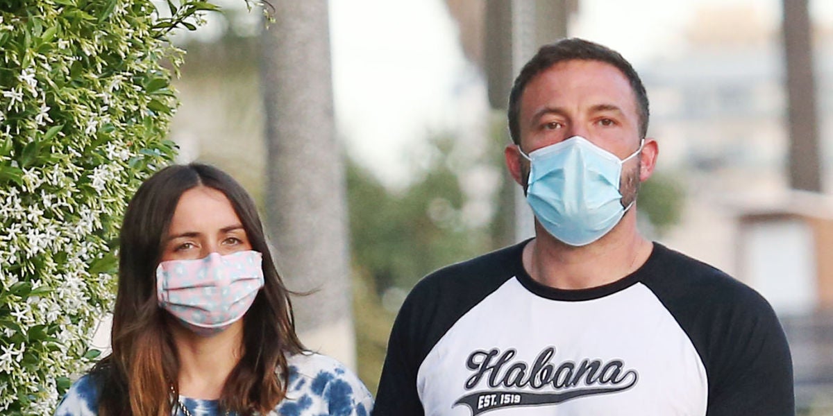 Ana de Armas y Ben Affleck paseando a sus perros