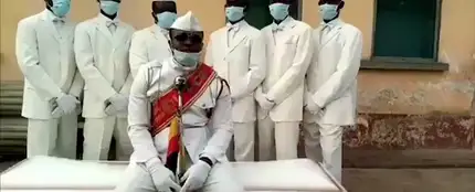 El mensaje de los porteadores de ataúdes del meme del momento: "Quédate en casa o baila con nosotros" El mensaje de los porteadores de ataúdes del meme del momento: "Quédate en casa o baila con nosotros"