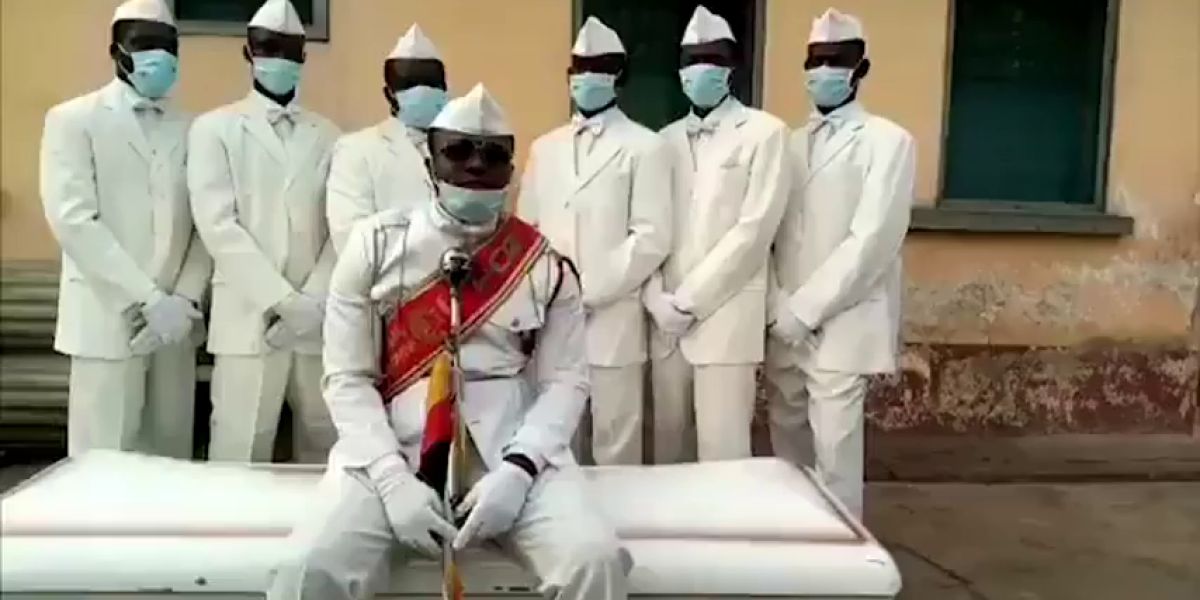 El mensaje de los porteadores de ataúdes del meme del momento: "Quédate en casa o baila con nosotros"