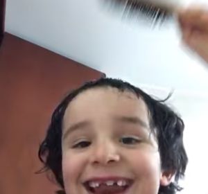 El vídeo viral de un niño enseñando a cortarse el pelo El vídeo viral de un niño enseñando a cortarse el pelo