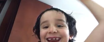 El vídeo viral de un niño enseñando a cortarse el pelo