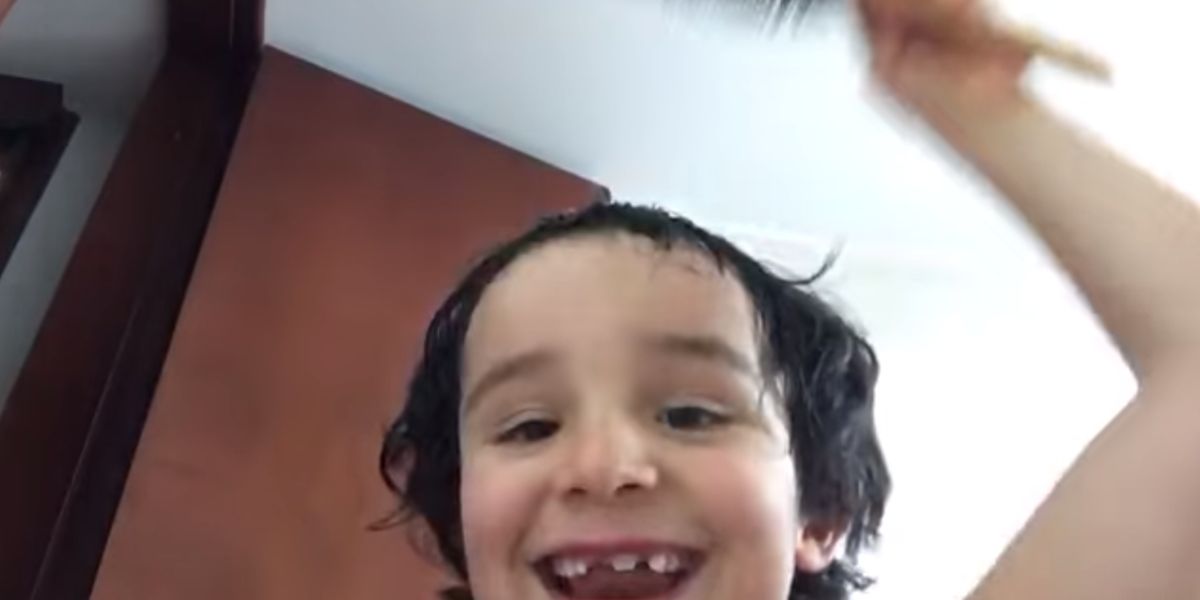 El vídeo viral de un niño enseñando a cortarse el pelo