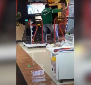 El sorprendente baile de un repartidor en una máquina de baile El sorprendente baile de un repartidor en una máquina de baile