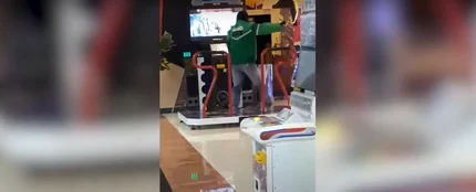 El sorprendente baile de un repartidor en una máquina de baile El sorprendente baile de un repartidor en una máquina de baile