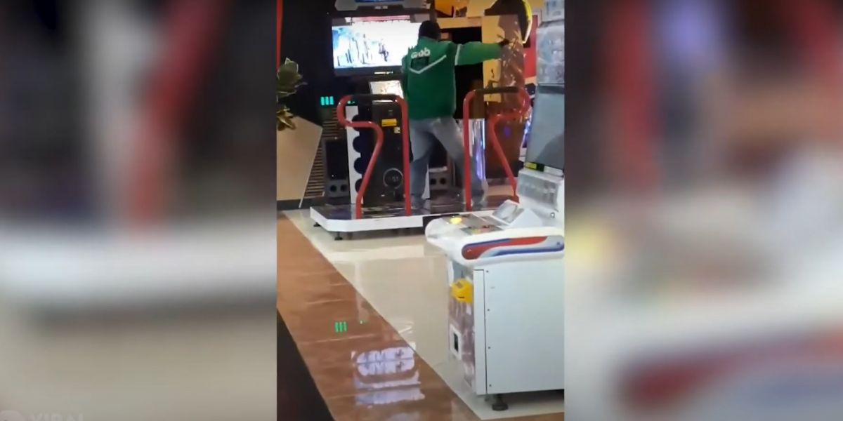 El sorprendente baile de un repartidor en una máquina de baile