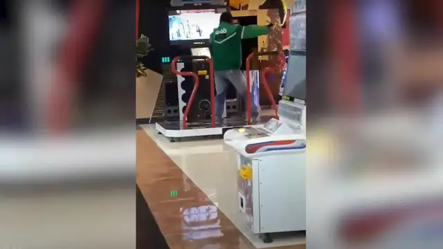 El sorprendente baile de un repartidor en una máquina de baile