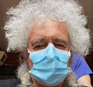Brian May, guitarrista de Queen, hospitalizado tras "romper en pedazos" sus glúteos en un accidente de jardinería Brian May, guitarrista de Queen, hospitalizado tras "romper en pedazos" sus glúteos en un accidente de jardinería