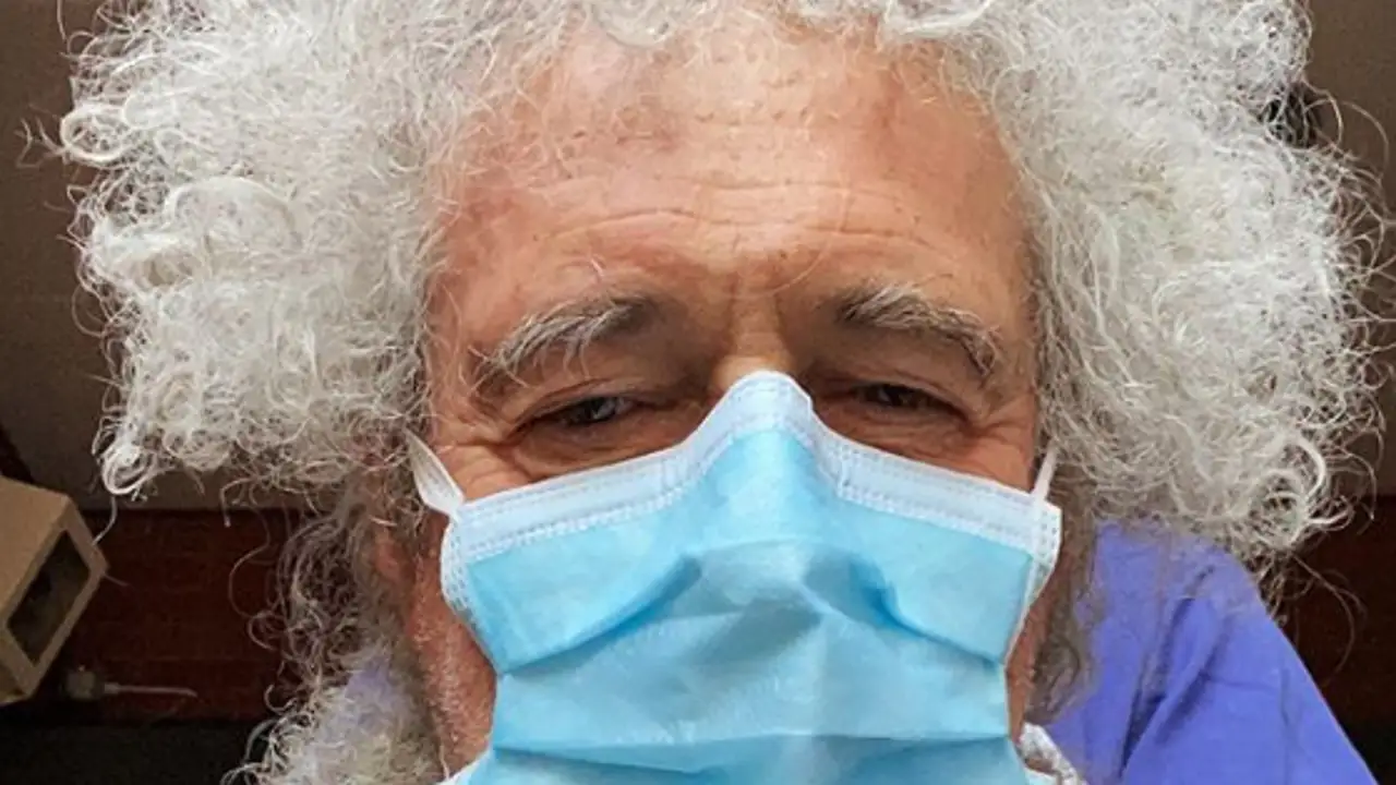Brian May, guitarrista de Queen, hospitalizado tras "romper en pedazos" sus glúteos en un accidente de jardinería Brian May, guitarrista de Queen, hospitalizado tras "romper en pedazos" sus glúteos en un accidente de jardinería
