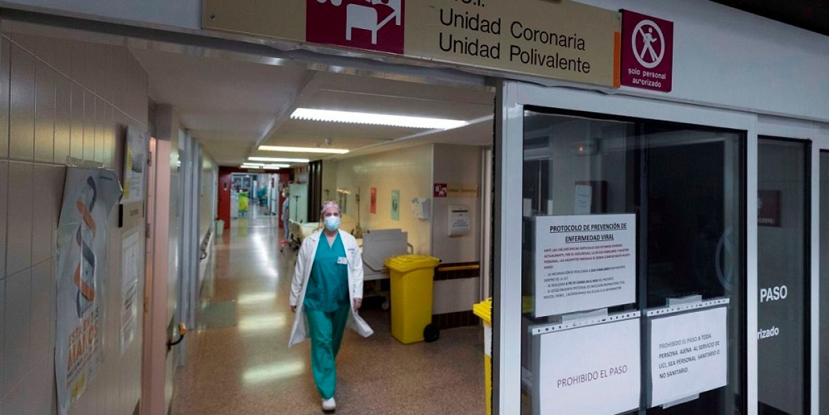 Una enfermera camina por el pasillo de entrada de la UCI del Hospital Morales Meseguer, en Murcia