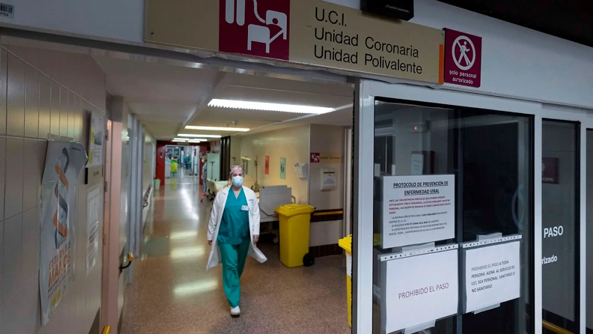 Una enfermera camina por el pasillo de entrada de la UCI del Hospital Morales Meseguer, en Murcia title=