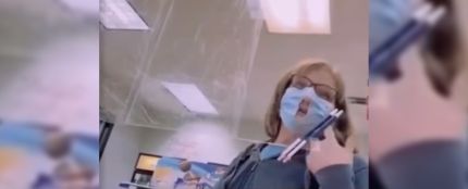 Una mujer lleva la mascarilla con un agujero en la nariz y la boca