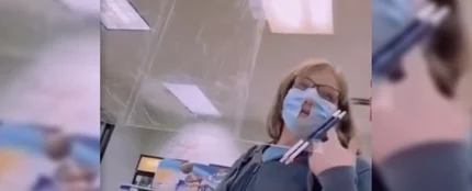 Una mujer lleva la mascarilla con un agujero en la nariz y la boca Una mujer lleva la mascarilla con un agujero en la nariz y la boca