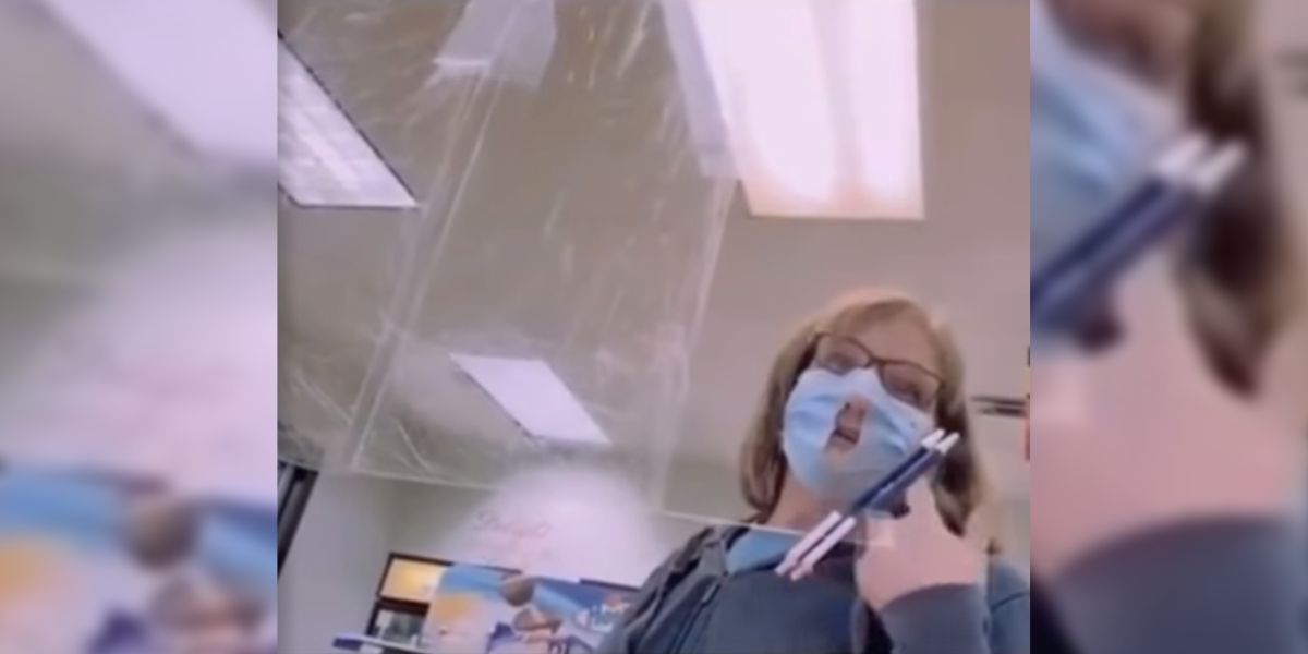 Una mujer lleva la mascarilla con un agujero en la nariz y la boca