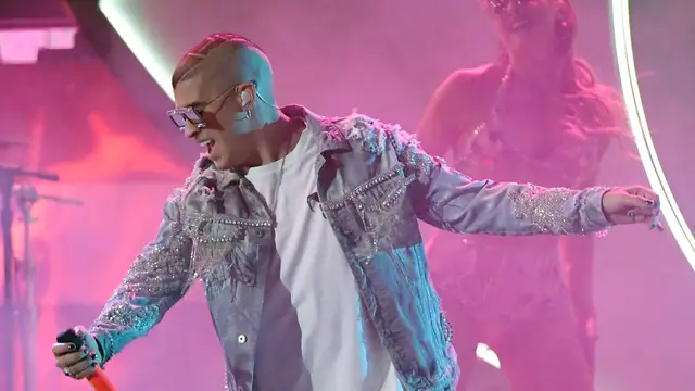 Bad Bunny durante su actuación en los Latin Grammy 2019