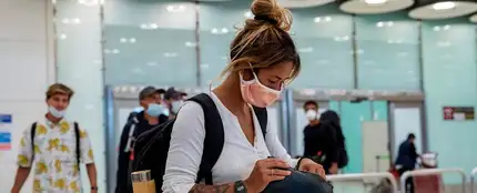 Pasajeros con mascarilla a su llegada al Aeropuerto de Barajas (Archivo) Pasajeros con mascarilla a su llegada al Aeropuerto de Barajas (Archivo)