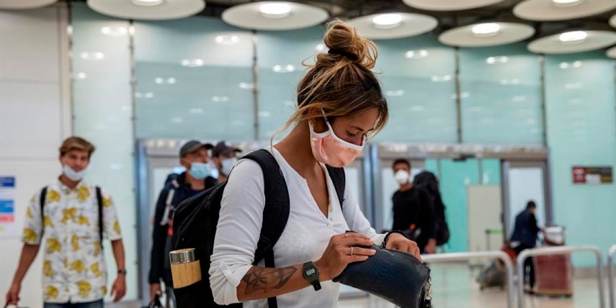 Pasajeros con mascarilla a su llegada al Aeropuerto de Barajas