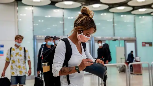 Pasajeros con mascarilla a su llegada al Aeropuerto de Barajas (Archivo)