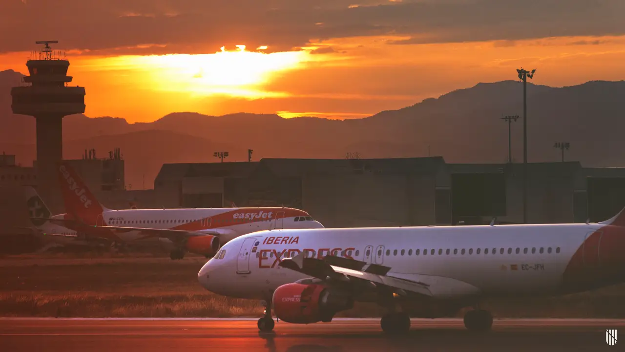 Dos aviones en una de las pistas del Aeropuerto de Son Sant Joan Dos aviones en una de las pistas del Aeropuerto de Son Sant Joan