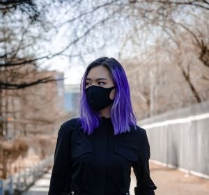 Una chica con mascarilla Una chica con mascarilla