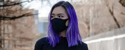 Una chica con mascarilla Una chica con mascarilla