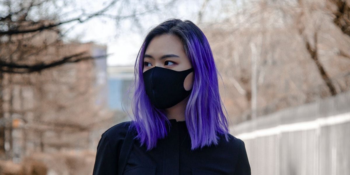 Una chica con mascarilla