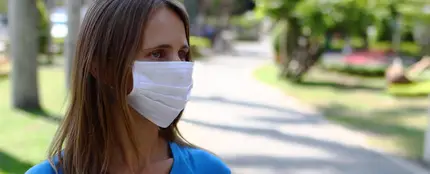 Una mujer en la calle con mascarilla Una mujer en la calle con mascarilla
