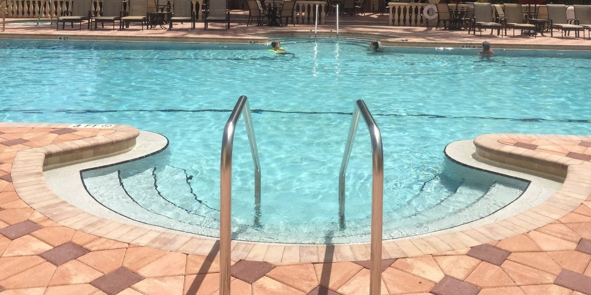 Imagen de una piscina comunitaria.
