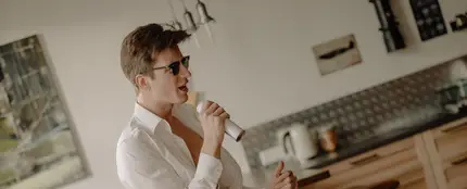 Un chico bailando y cantando en su casa Un chico bailando y cantando en su casa