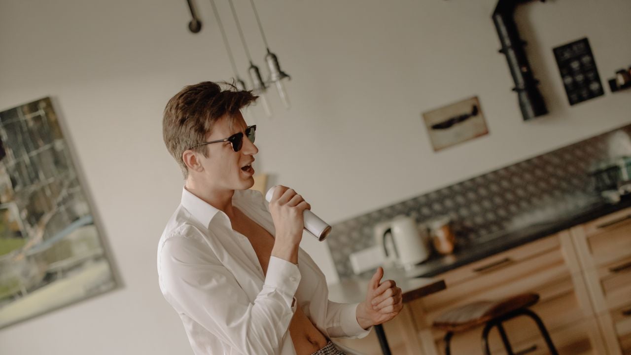 Un chico bailando y cantando en su casa Un chico bailando y cantando en su casa