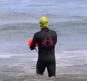 Un vecino de Gijón va nadando a su puesto de trabajo para respetar la distancia social Un vecino de Gijón va nadando a su puesto de trabajo para respetar la distancia social