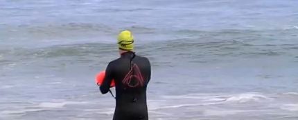 Un vecino de Gijón va nadando a su puesto de trabajo para respetar la distancia social 