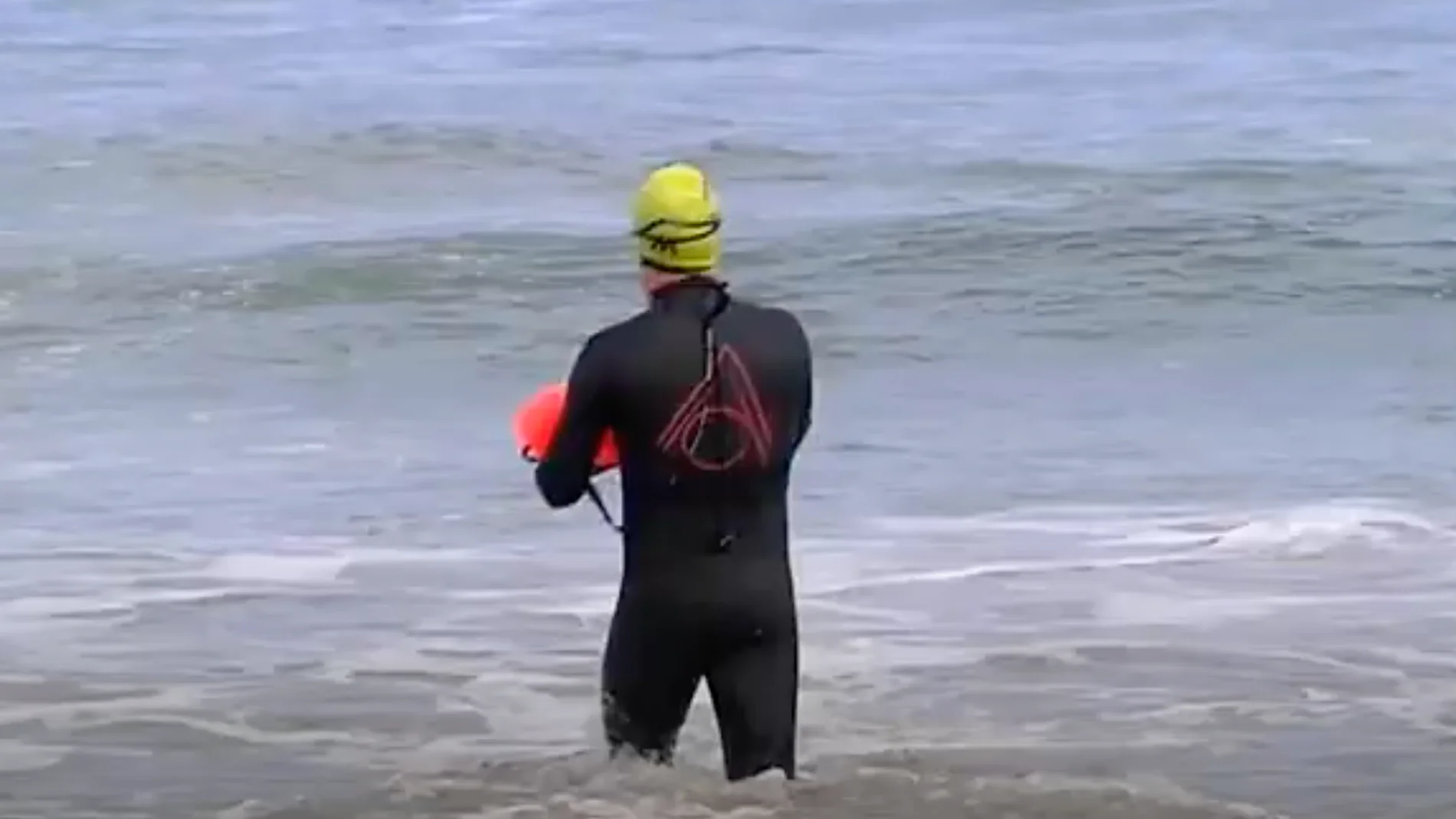 Un vecino de Gijón va nadando a su puesto de trabajo para respetar la distancia social Un vecino de Gijón va nadando a su puesto de trabajo para respetar la distancia social