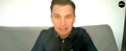 La pillada en directo al ministro de deportes de Rumanía, se le cae cámara y está en calzoncillos La pillada en directo al ministro de deportes de Rumanía, se le cae cámara y está en calzoncillos
