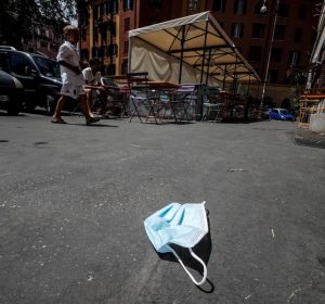 Imagen de una mascarilla de protección tirada en el suelo en una calle de Roma Imagen de una mascarilla de protección tirada en el suelo en una calle de Roma