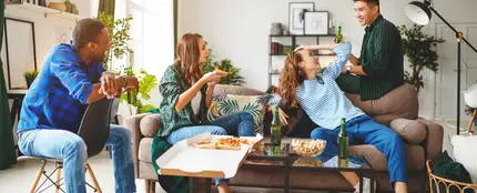 Reunión de amigos en una casa Reunión de amigos en una casa