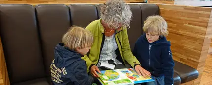 Una abuela con sus nietos Una abuela con sus nietos