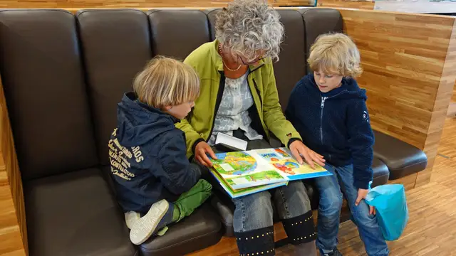Una abuela con sus nietos