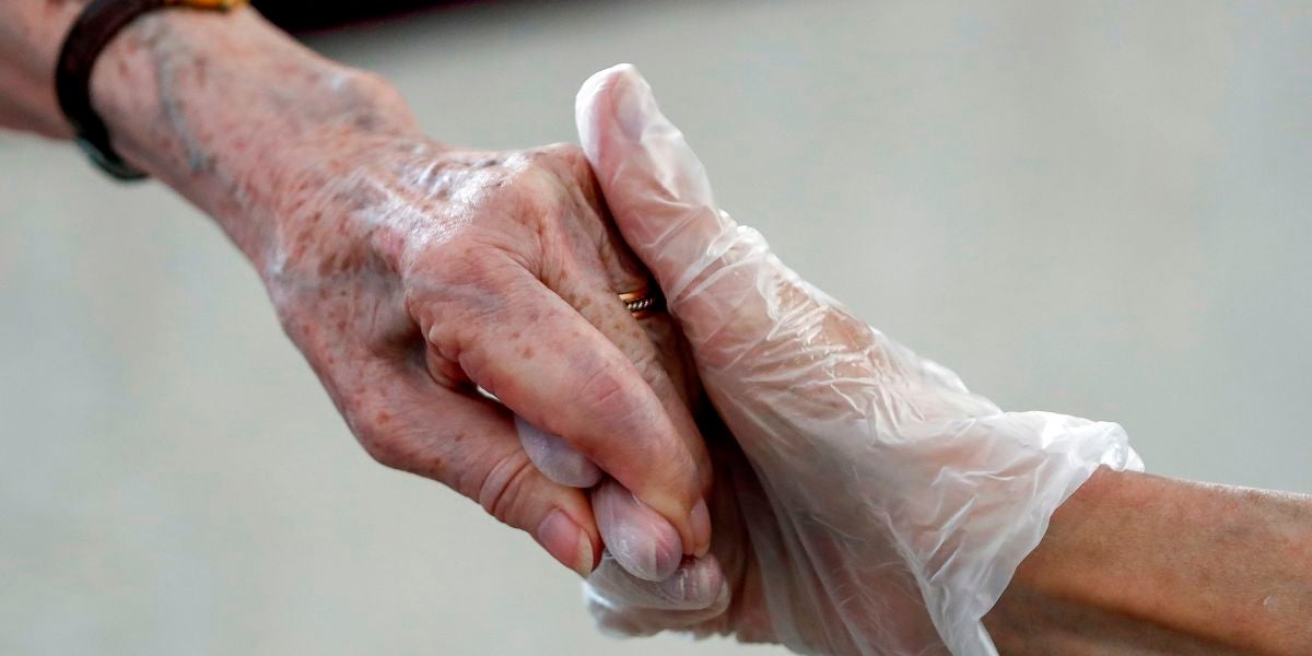 Imagen de la mano de una anciana en una residencia