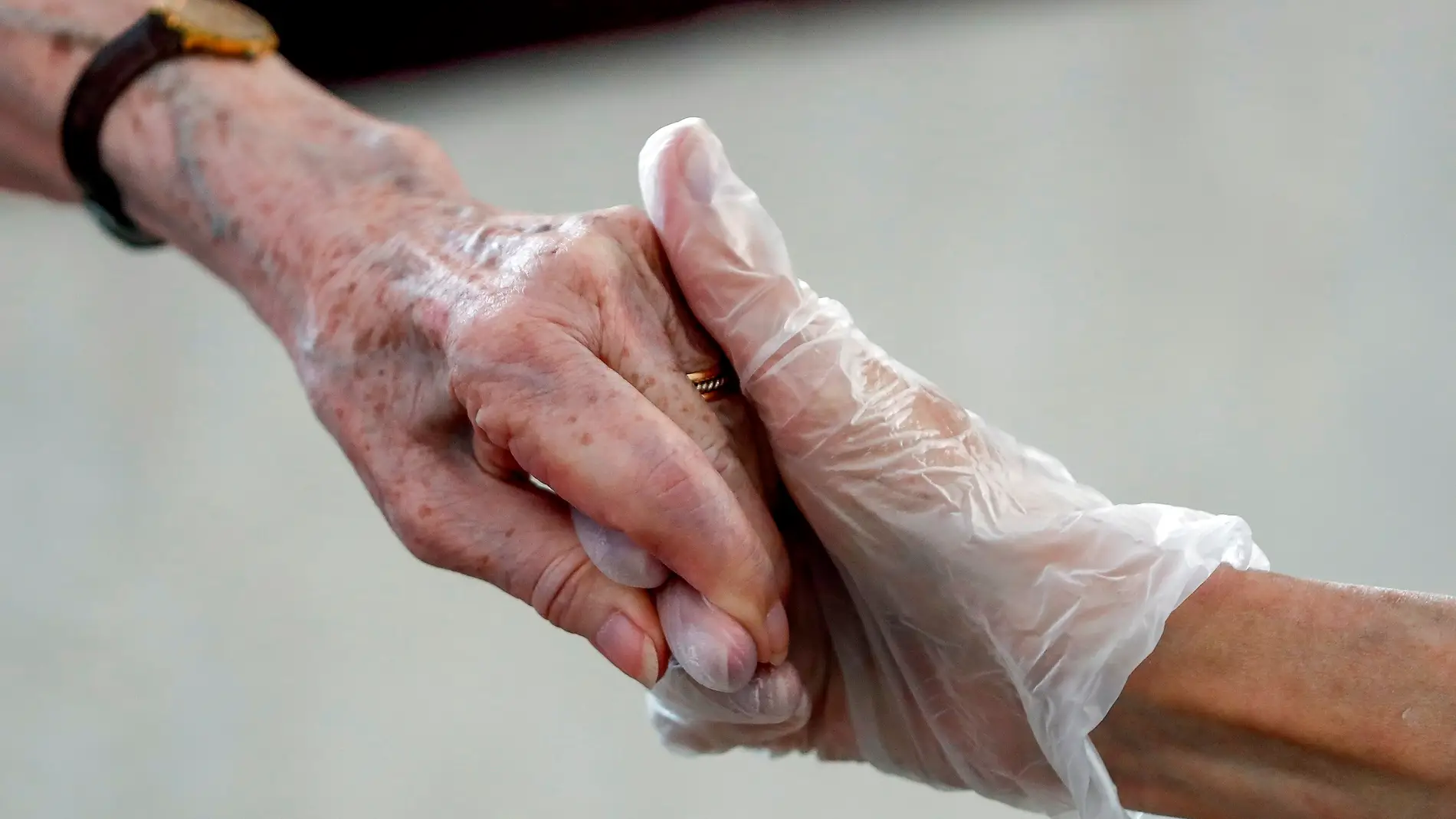 Imagen de la mano de una anciana en una residencia