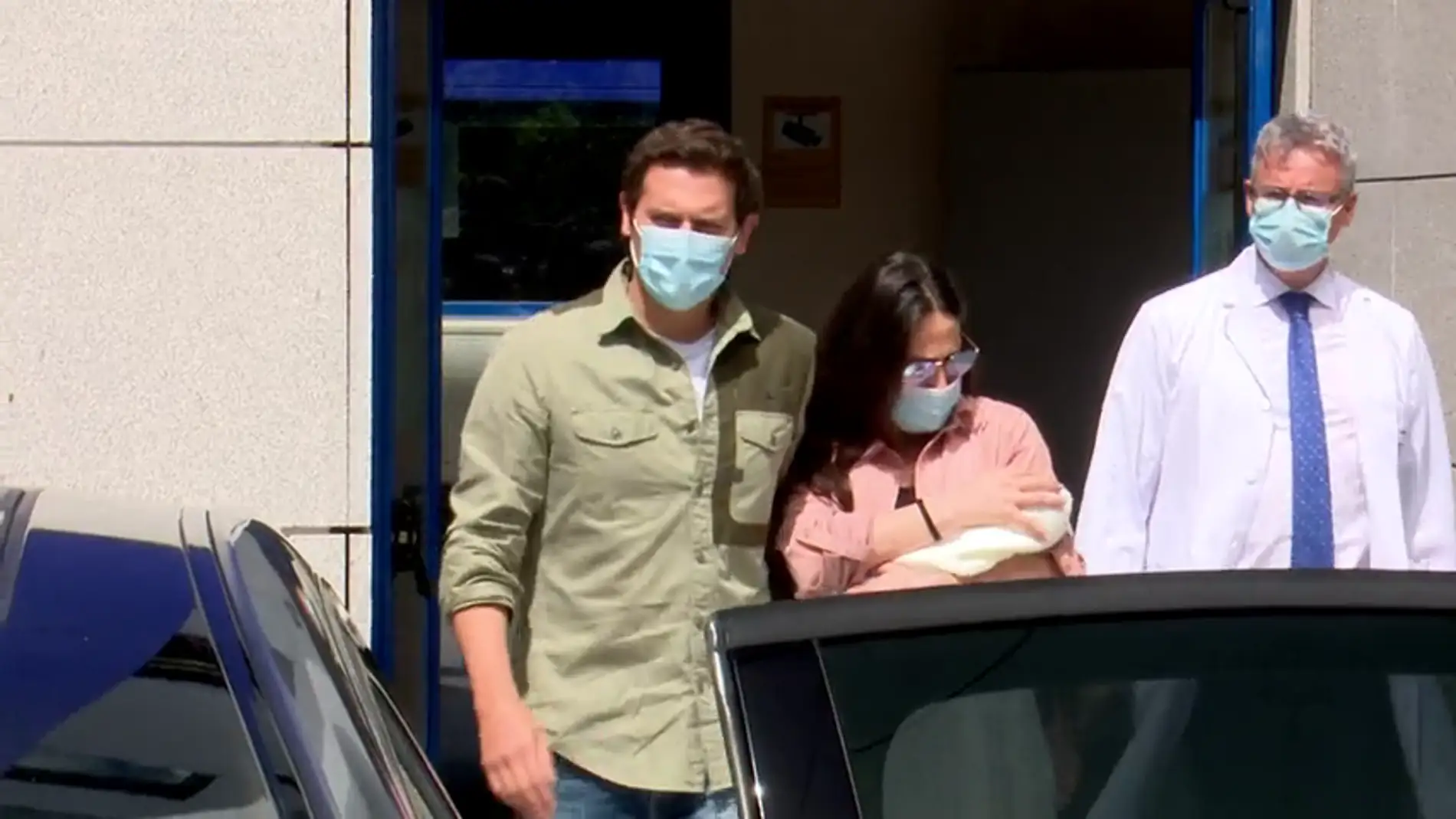 Malú y Albert Rivera salen del hospital con su hija: &quot;No podía ser otro nombre que Lucía&quot;