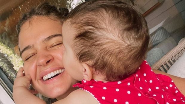 Laura Escanes con su hija Roma