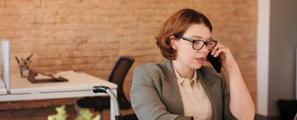 Una mujer hablando por teléfono en la oficina Una mujer hablando por teléfono en la oficina