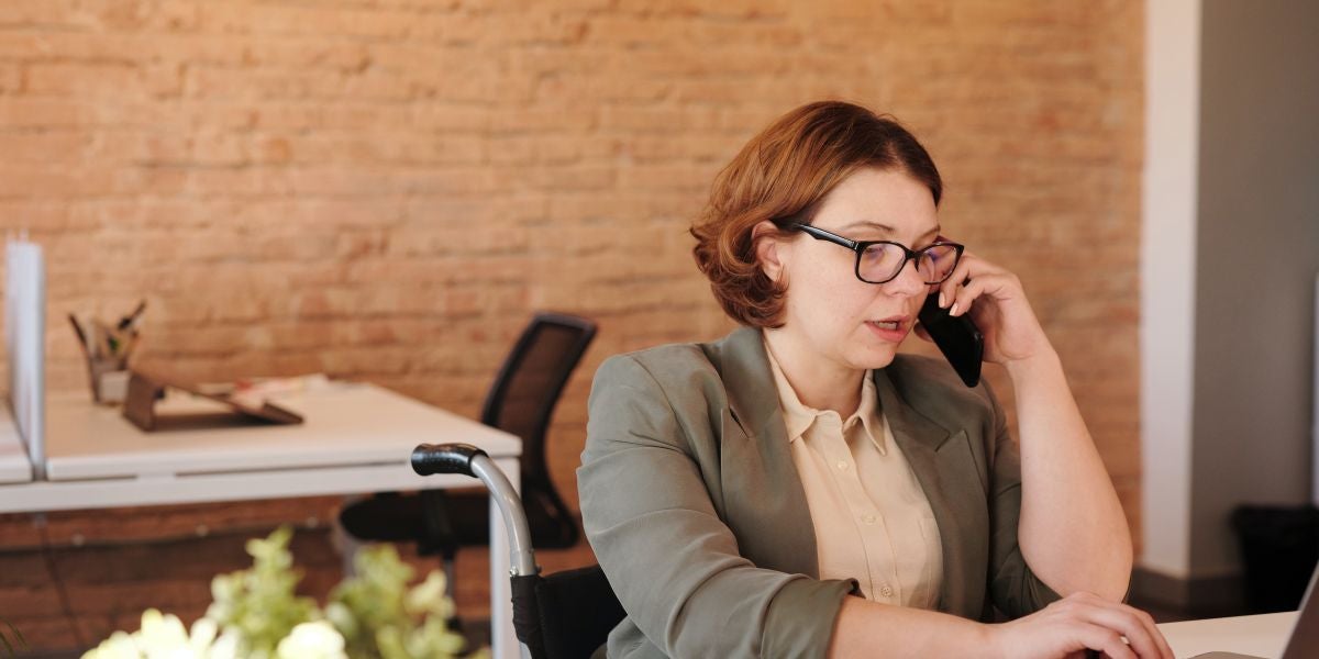 Una mujer hablando por teléfono en la oficina
