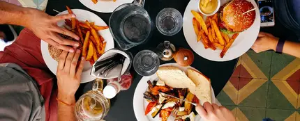 Imagen de archivo de una mesa con comida Imagen de archivo de una mesa con comida