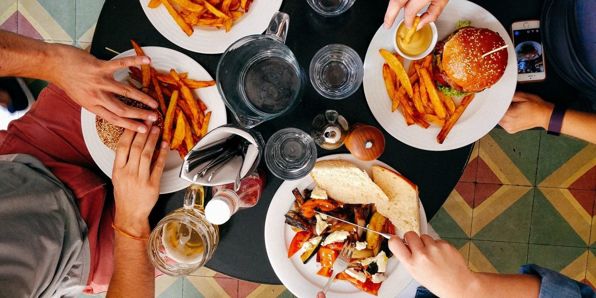 Imagen de archivo de una mesa con comida