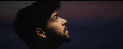 Agoney en el vídeo de 'Más' Agoney en el vídeo de 'Más'