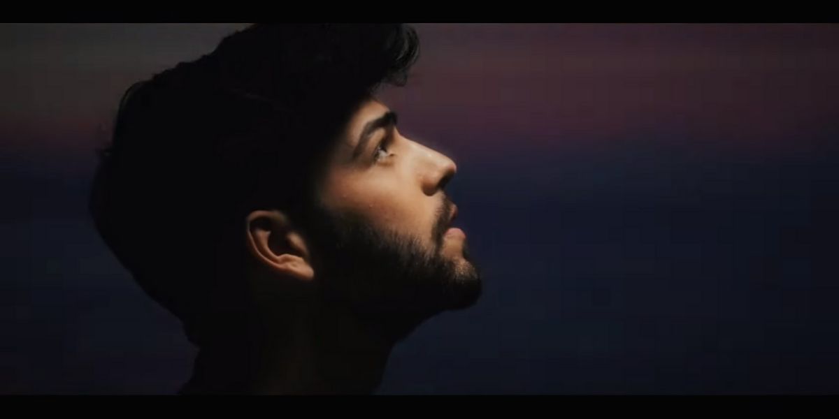 Agoney en el vídeo de 'Más'