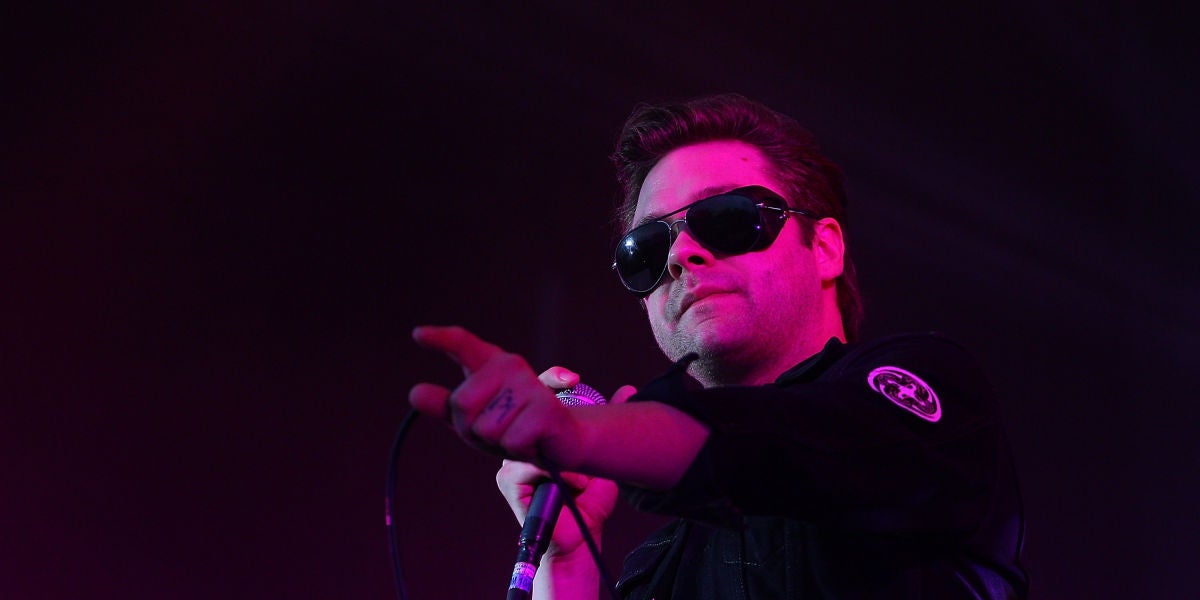 Tom Meighan, ex vocalista de Kasabian, durante una actuación