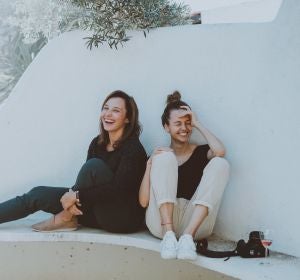 Dos amigas riendo Dos amigas riendo